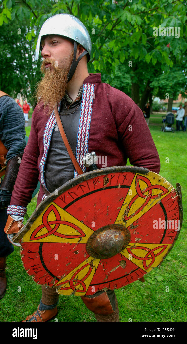 L'homme habillé en Vikings avec des casques et protections Banque D'Images