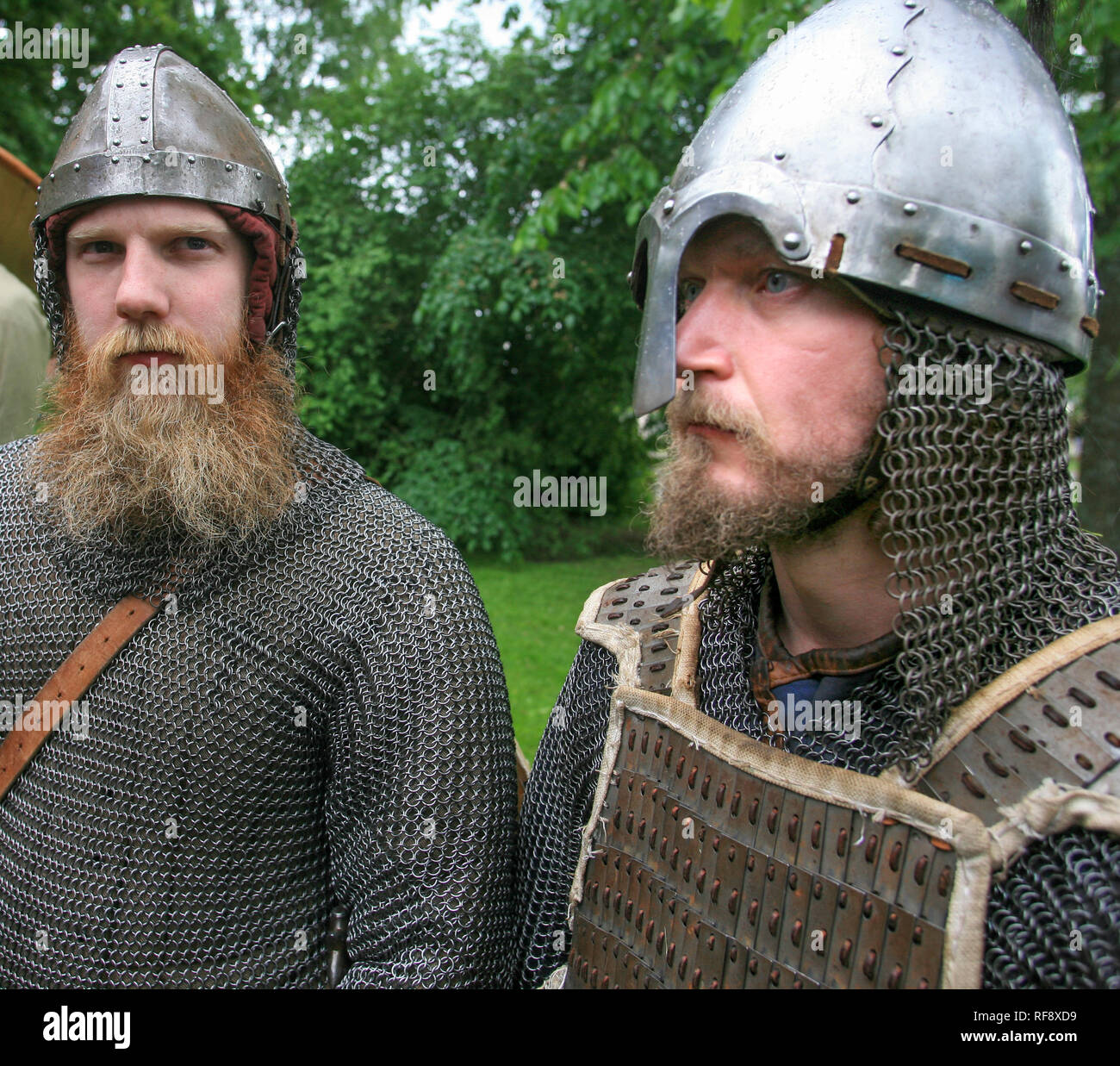 Deux hommes habillés comme des Vikings avec des casques Banque D'Images