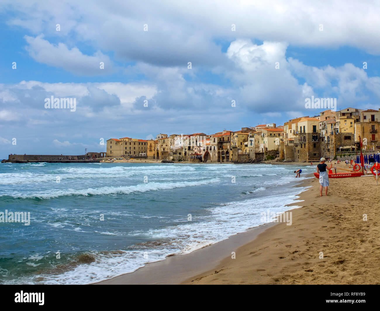 Vue sur une plage de ville sicilienne Cefalu. Italie Banque D'Images