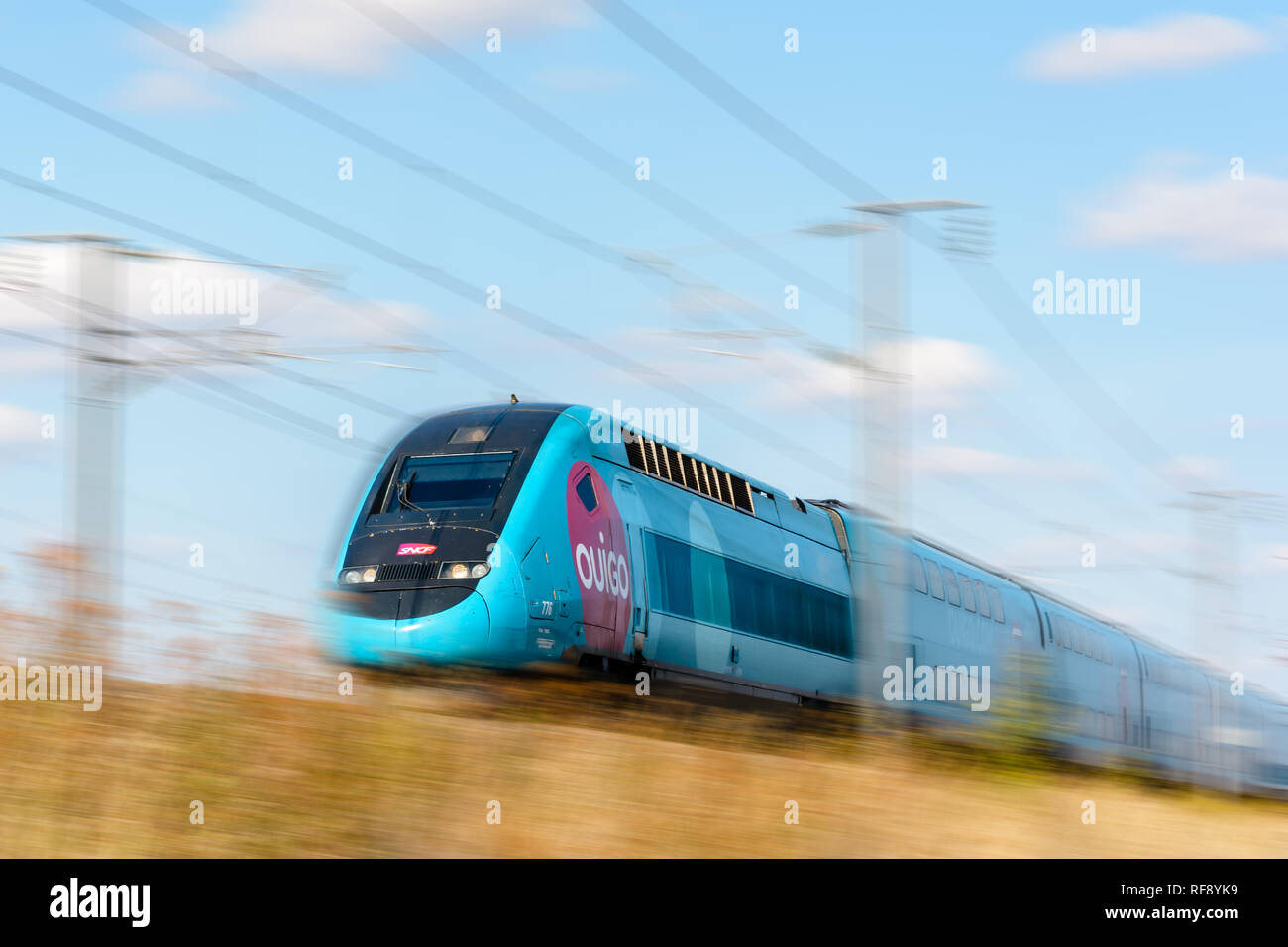 Un TGV Duplex train à grande vitesse à Ouigo livery de la société française SNCF conduite à pleine vitesse sur le train à grande vitesse d'Europe de l'est (flou de mouvement). Banque D'Images