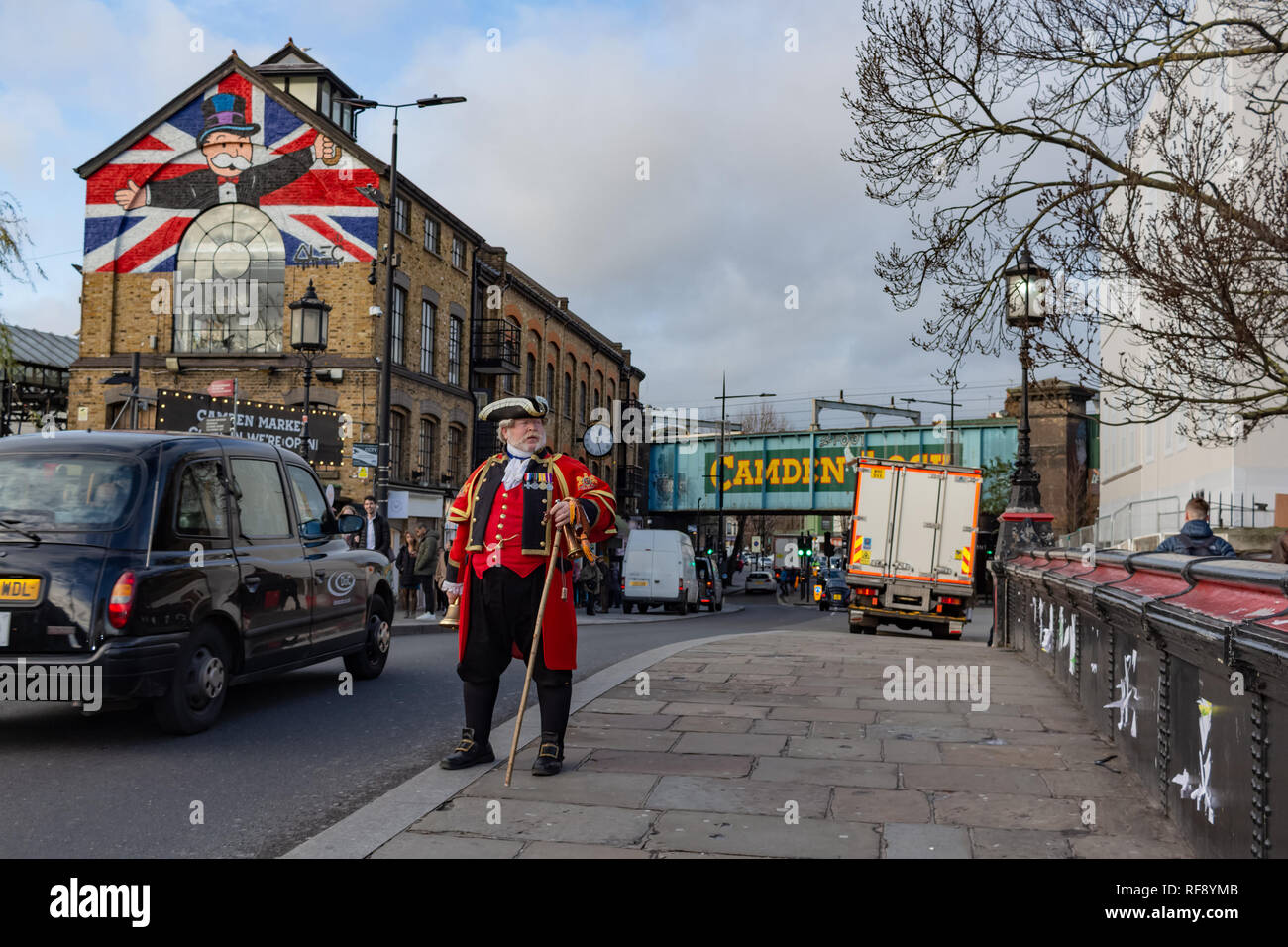 Londres, Royaume-Uni - 20 décembre 2018, au 18ème siècle : l'homme d'infanterie de l'armée britannique marche uniforme redcoat à Camden Town, UK Banque D'Images