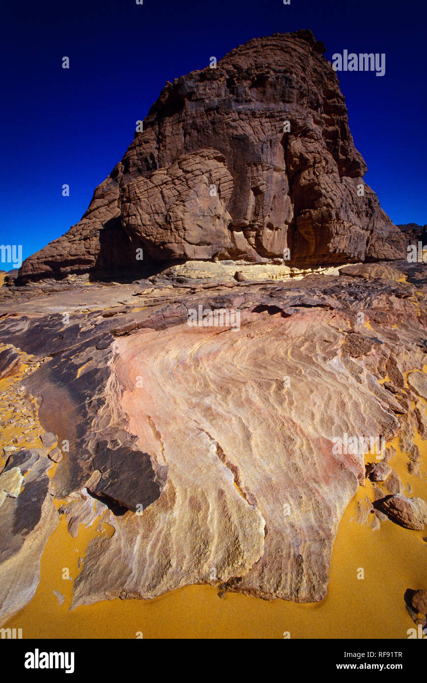 L'Afrique, Algérie, Sahara, Tassili N'Ajjer, Tadrart, Parc National tours rocheuses et des dunes de sable Banque D'Images