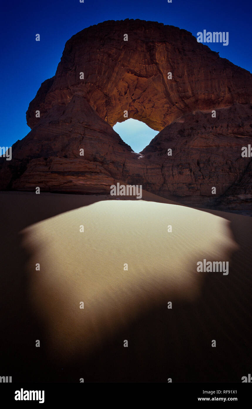 L'Afrique, Algérie, Sahara, Tassili N'Ajjer, Tadrart, Parc National tours rocheuses et des dunes de sable Banque D'Images