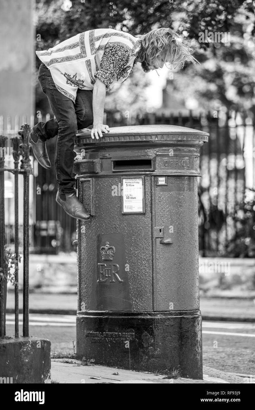 Londres, Angleterre, 13 Septembre, 2017, a appelé l'Wynen Gelato de grimper sur un post box rouge à Londres. Banque D'Images