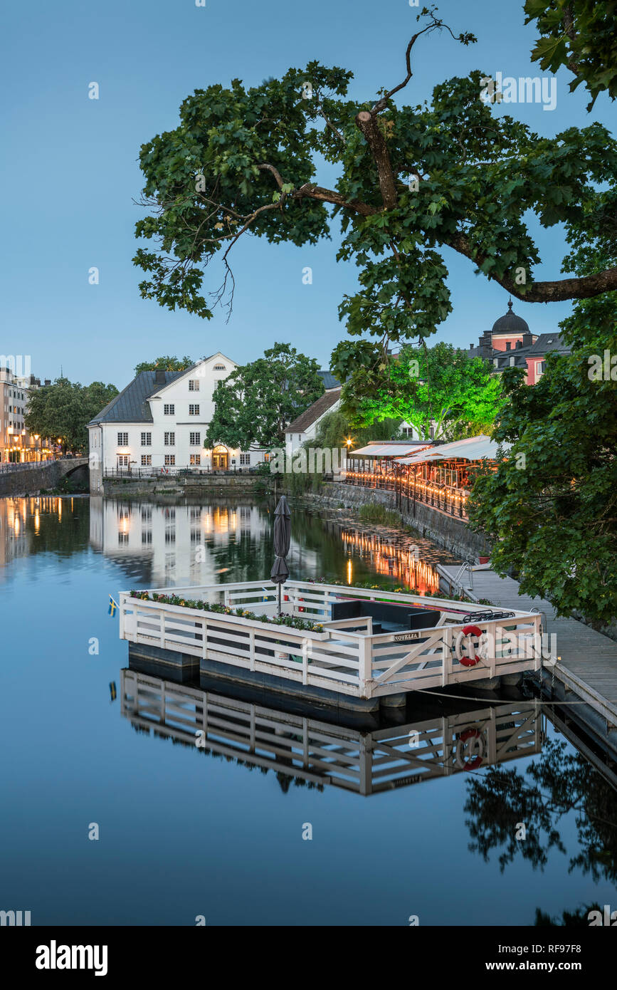 À la tombée de la nuit d'été par la Fyris River dans le centre de Uppsala, Suède, Scandinavie Banque D'Images