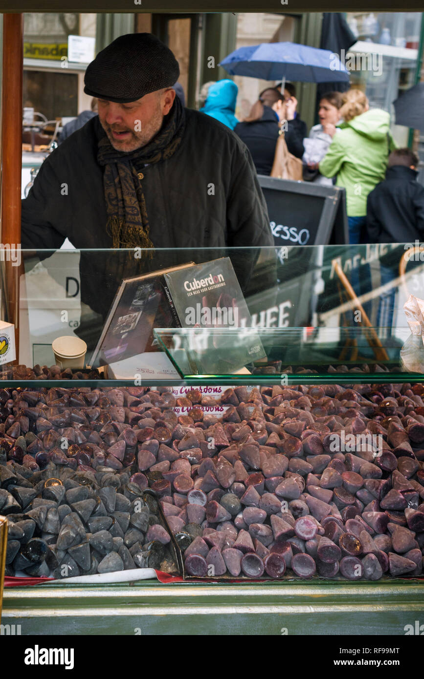 Vendeur de rue de la conique, cuberdons avec bonbons goût framboise entouré de mystère à Gand, Belgique Banque D'Images