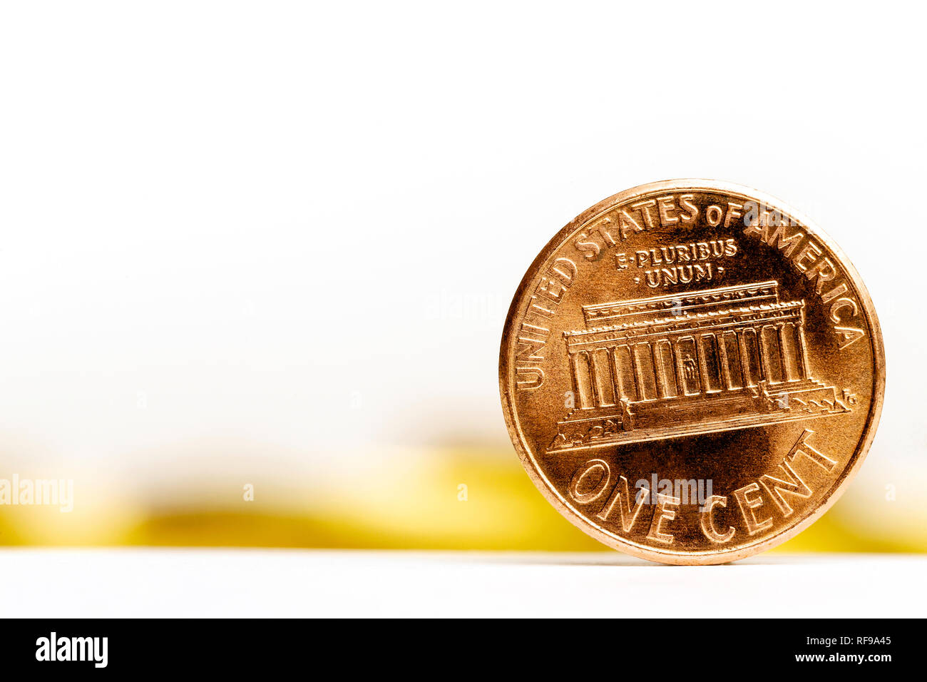 Close up d'un cents dollar américain avec pièces d'or sur le fond blanc Banque D'Images