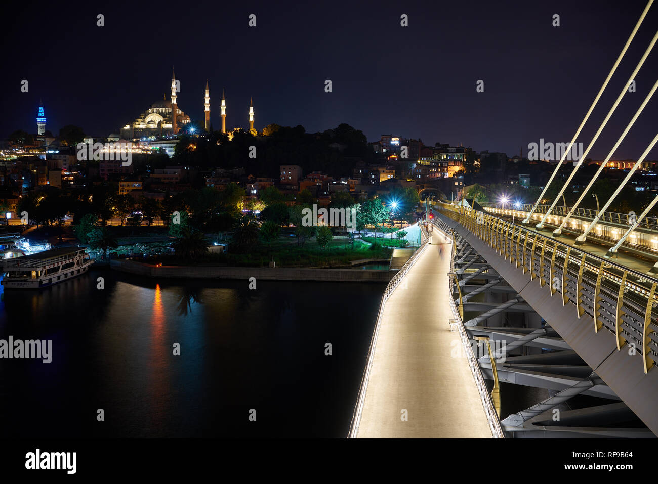 La Mosquée Suleymaniye et la station de métro Halic en soirée avec lumières de la ville. Panorama urbain pris du pont de métro, Istanbul Turquie. Banque D'Images