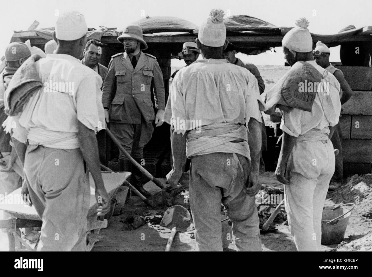Visite du maréchal balbo aux travailleurs pendant la construction de la route côtière, la libye 1920 Banque D'Images