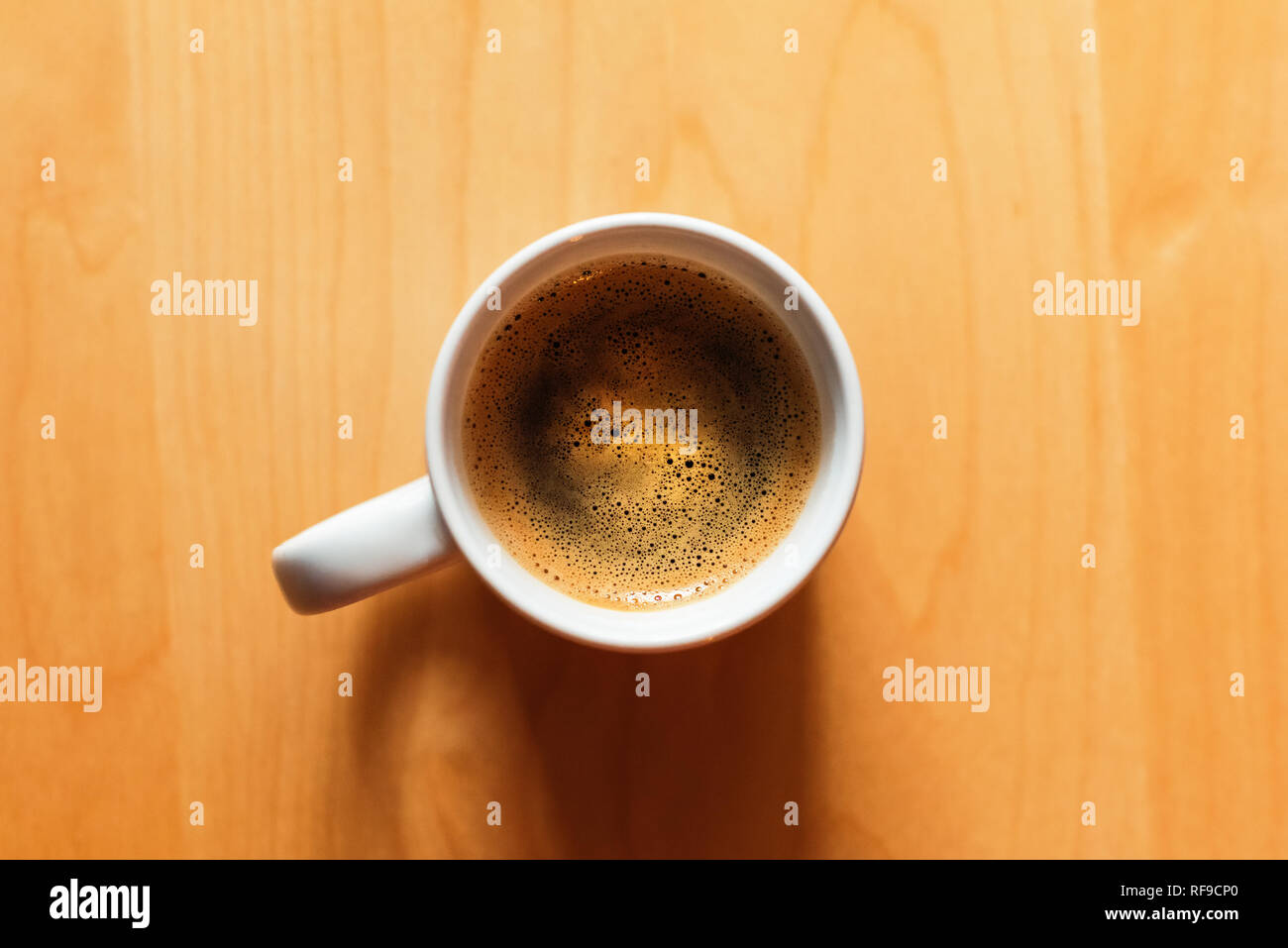 Tasse de café sur la table le matin, vue supérieure avec copie espace Banque D'Images