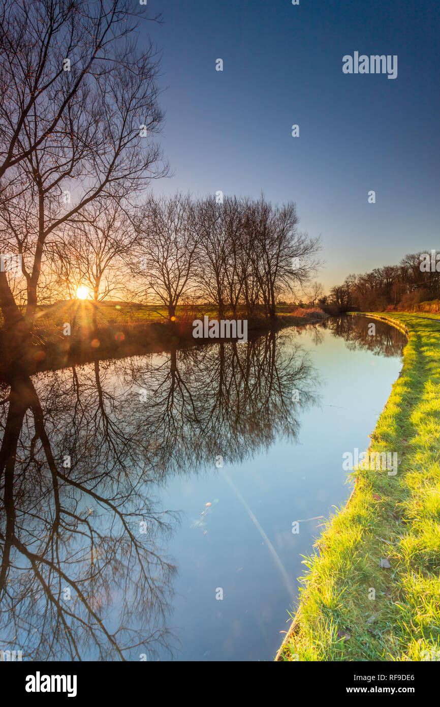 Lever du soleil d'hiver glacial à pied le long du canal de Worcestershire et Staffordshire Banque D'Images