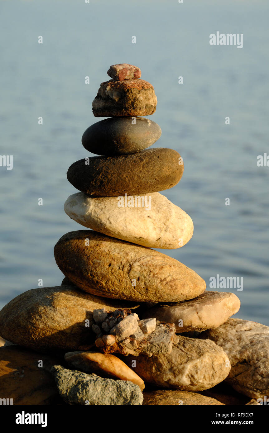 Rock Balancing, équilibrage de la pierre, de la pierre ou de la pile Pile Rock Art de la terre dans la Camargue Provence France Banque D'Images