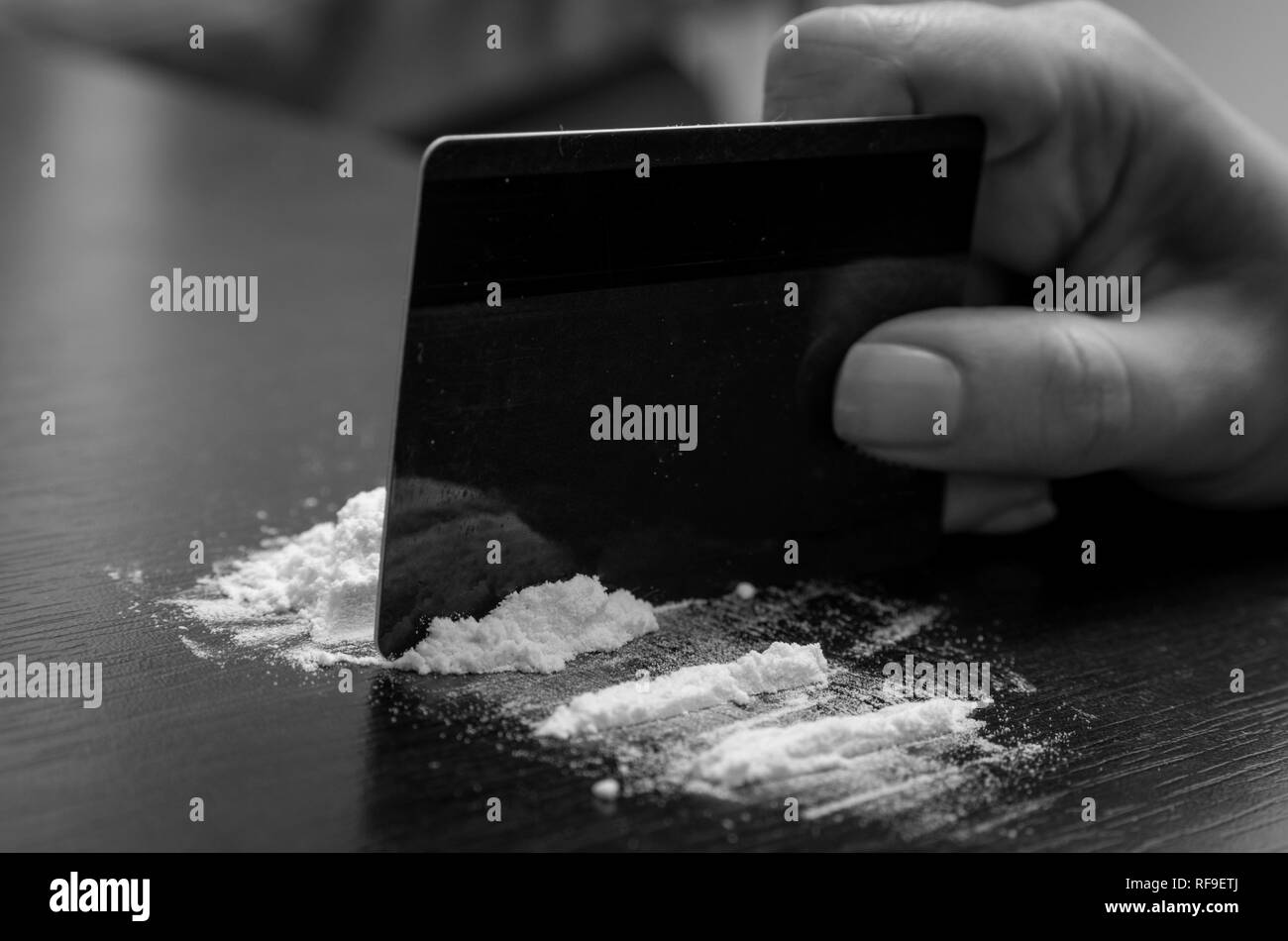 Poudre de cocaïne sur la table Banque D'Images