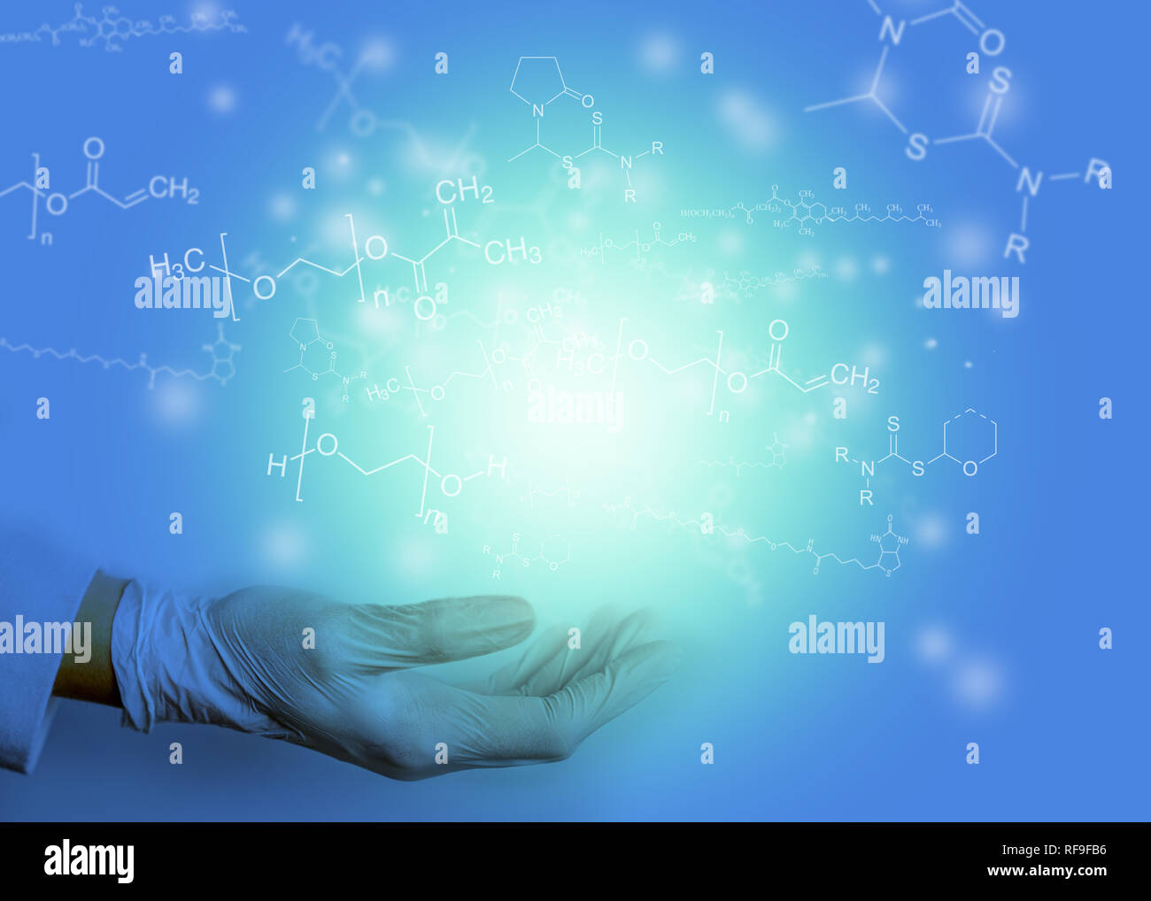 La main avec la lumière et les formules chimiques fond bleu - chimiste et présenter des idées de concept Banque D'Images
