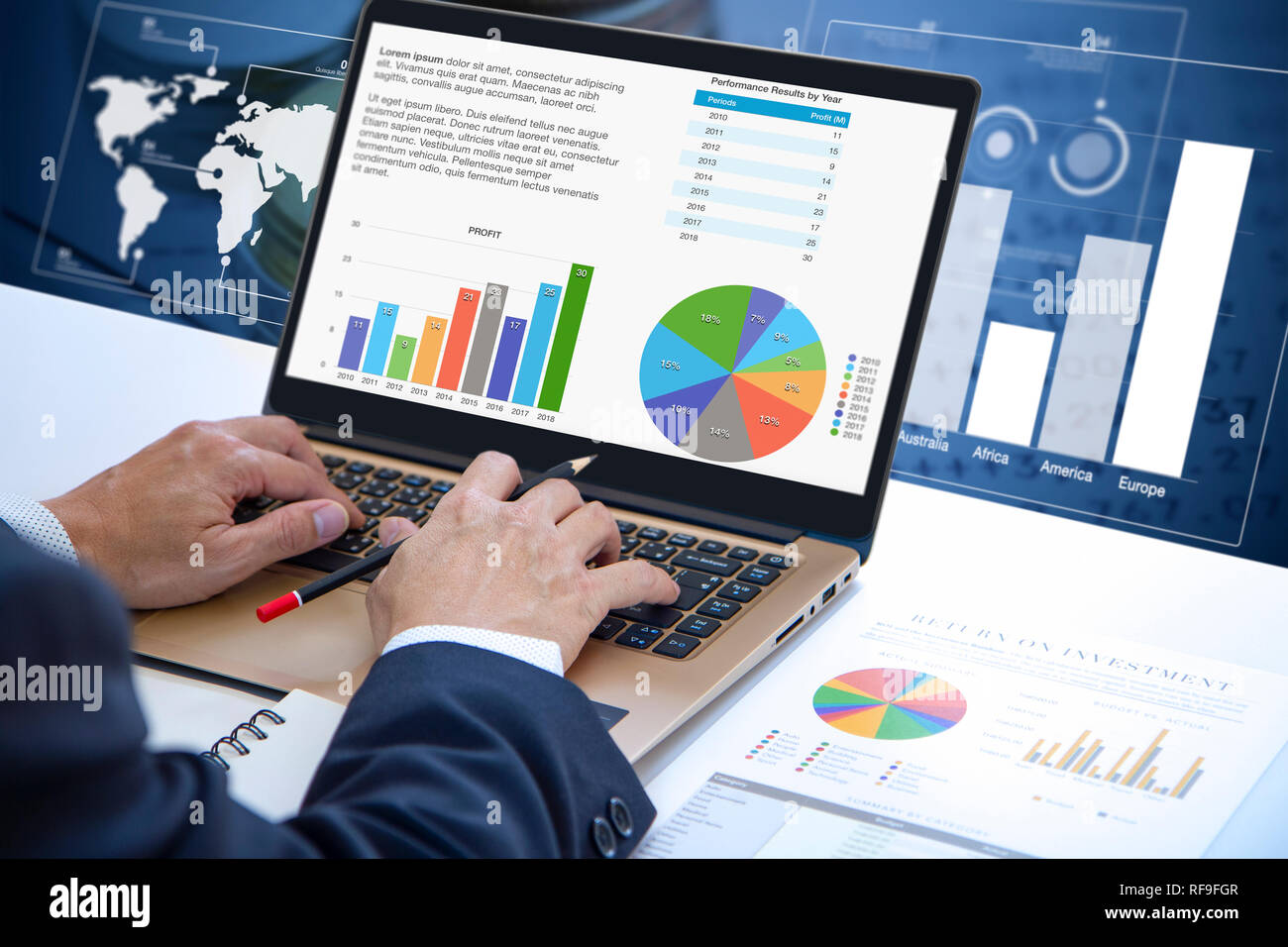 Businessman est profondément l'examen d'un rapport financier pour un retour sur investissement, retour sur investissement, l'investissement ou l'analyse des risques. Banque D'Images