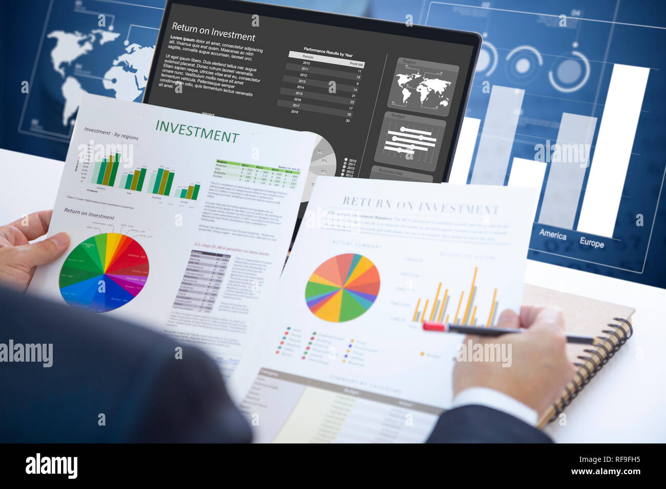 Businessman est profondément l'examen d'un rapport financier pour un retour sur investissement, retour sur investissement, l'investissement ou l'analyse des risques. Banque D'Images