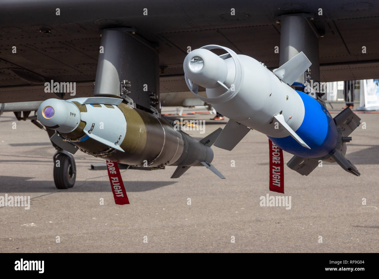 Bombes diverses sous l'aile d'un avion militaire. Banque D'Images