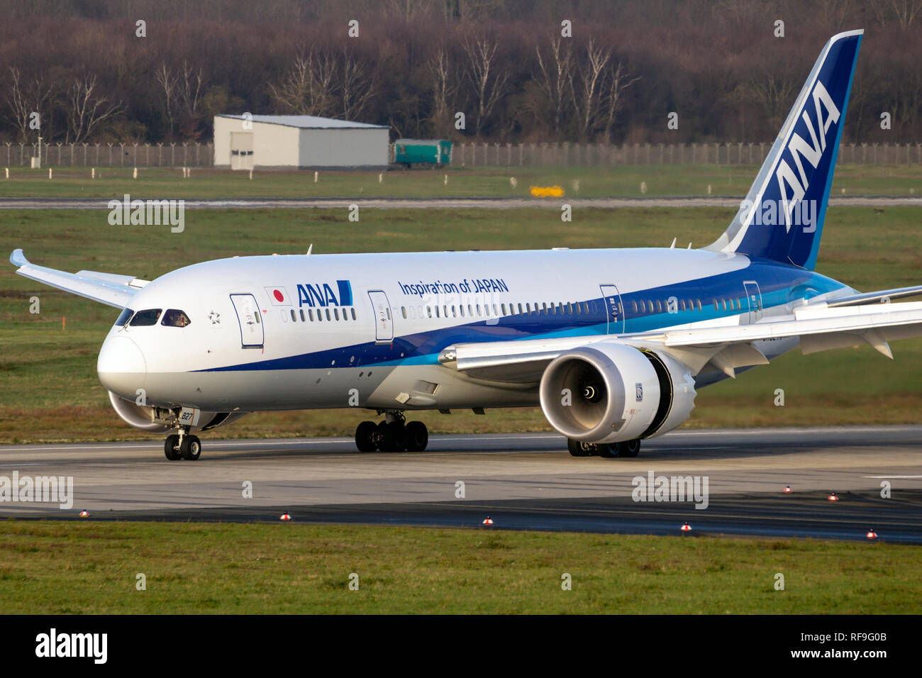 DUSSELDORF, ALLEMAGNE - DEC 17, 2015 : All Nippon Airways (ANA) avion de Boeing 787 Dreamliner roulait sur l'avion après l'atterrissage de l'aéroport de Düsseldorf. Banque D'Images
