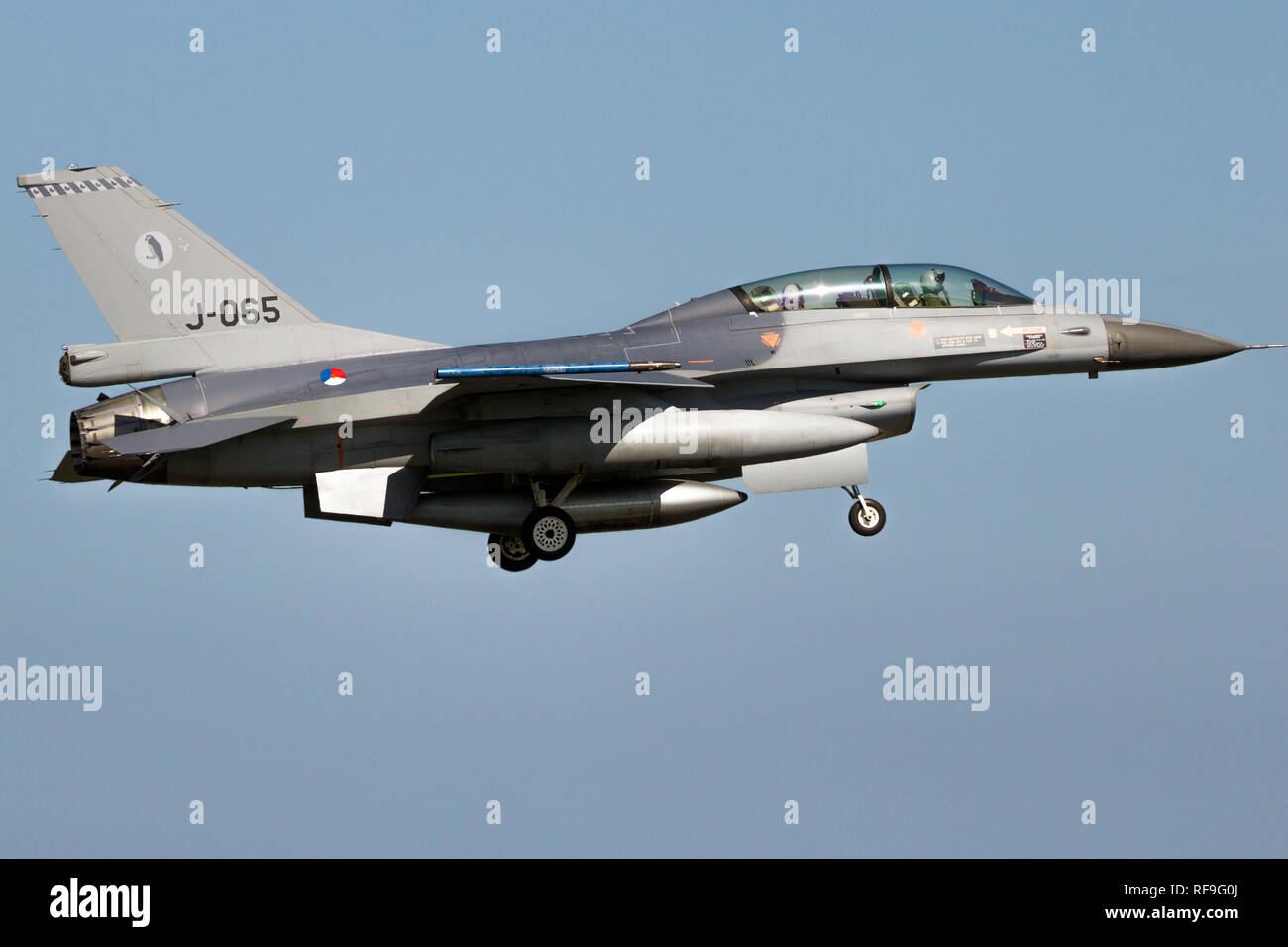 LEEUWARDEN, Pays-Bas - le 21 avr, 2016 : Royal Netherlands Air Force General Dynamics F-16 Fighting Falcon fighter jet landing sur Leeuwarden airbas Banque D'Images