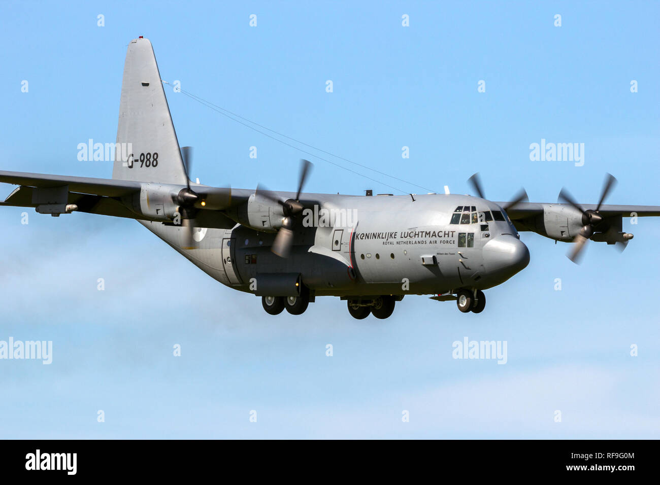 LEEUWARDEN, Pays-Bas - le 21 avr, 2016 : Royal Netherlands Air Force Lockheed C-130H Hercules avion de transport l'atterrissage sur la base aérienne de Leeuwarden. Banque D'Images