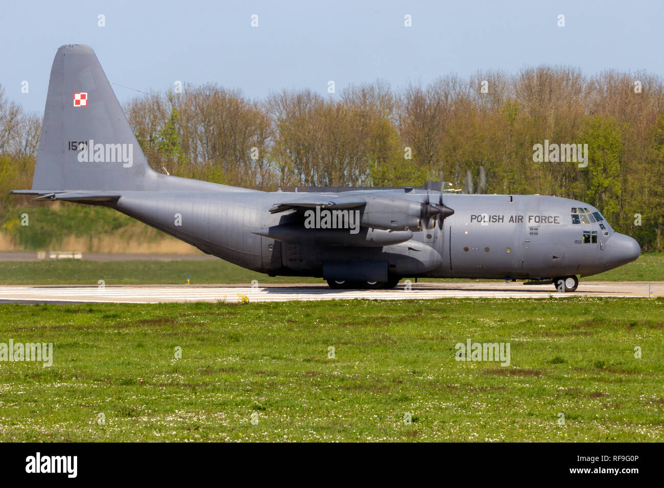 LEEUWARDEN, Pays-Bas - le 21 avr, 2016 : Armée de l'Air polonaise Lockheed C-130E Hercules roulait sur avion Leeuwarden Air Base. Banque D'Images