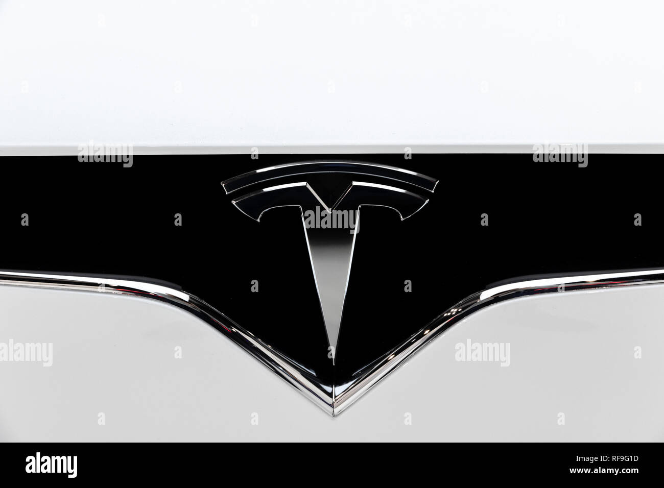 Bruxelles - Jan 18, 2019 : Tesla logo sur l'avant d'une Tesla Model X VUS multisegment de luxe location de vedette à la 97ème Salon Automobile de Bruxelles 2019 UN Banque D'Images