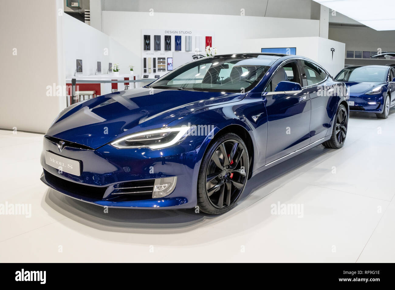 Vue latérale d'une Tesla Model x 90D bleu modèle de voiture jouet sur un  chèque — Photo éditoriale © casarda #328985834