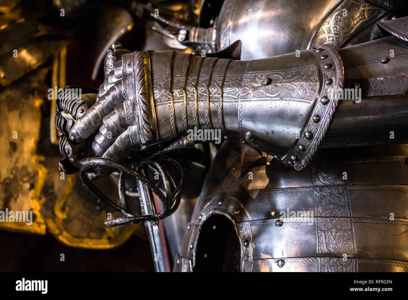 Armure médiévale en fer et en acier à partir de la 16e siècle. Les mains et l'épée le détail. Galleria Beaumont de Royal Armory, Musées Royaux de Turin, Italie. Banque D'Images