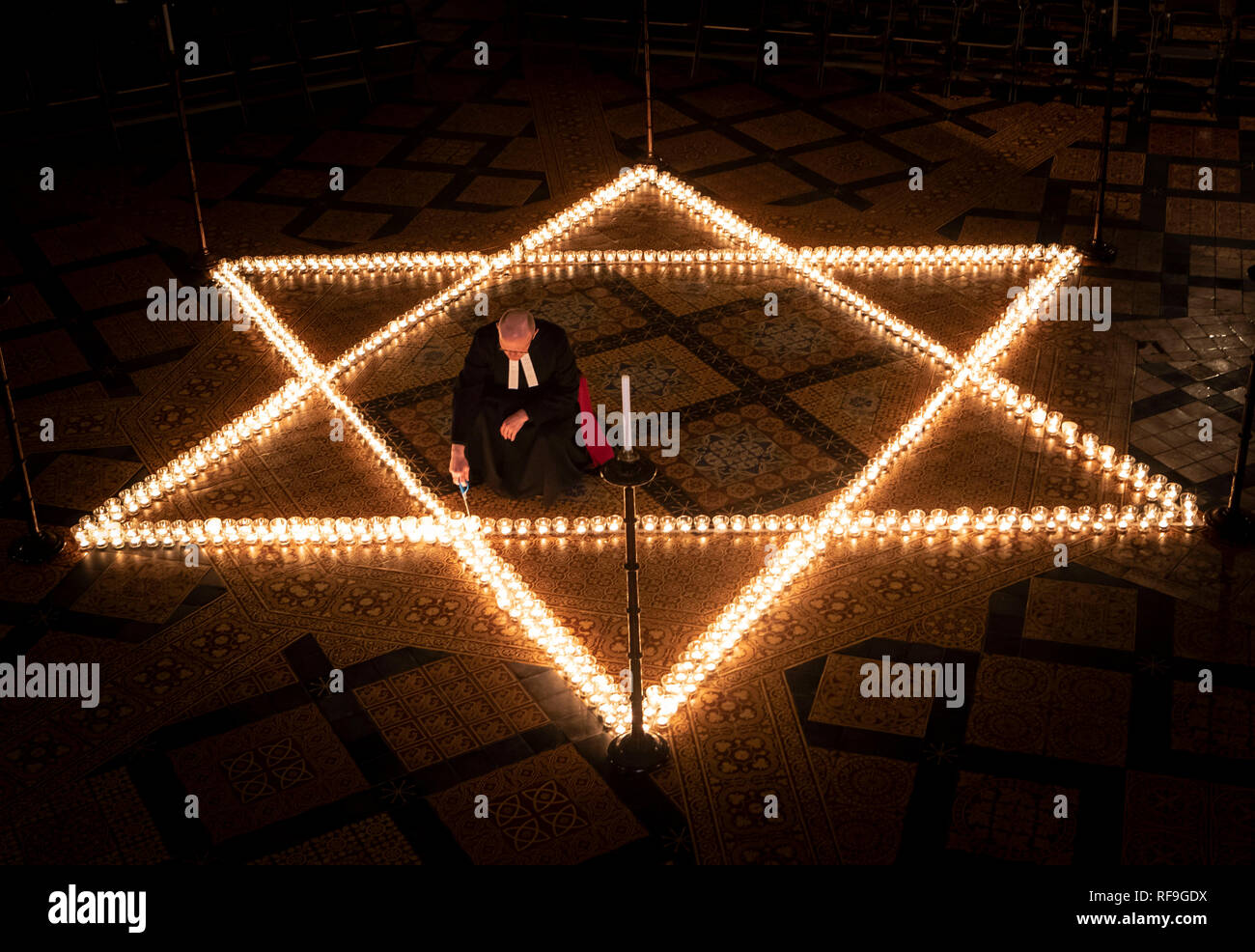 Christopher Chancellor Canon aide Collingwood light six cent bougies en forme de l'étoile de David, à la mémoire de plus de 6 millions de juifs assassinés par les nazis durant la Seconde Guerre mondiale, à la York Minster dans New York. Banque D'Images