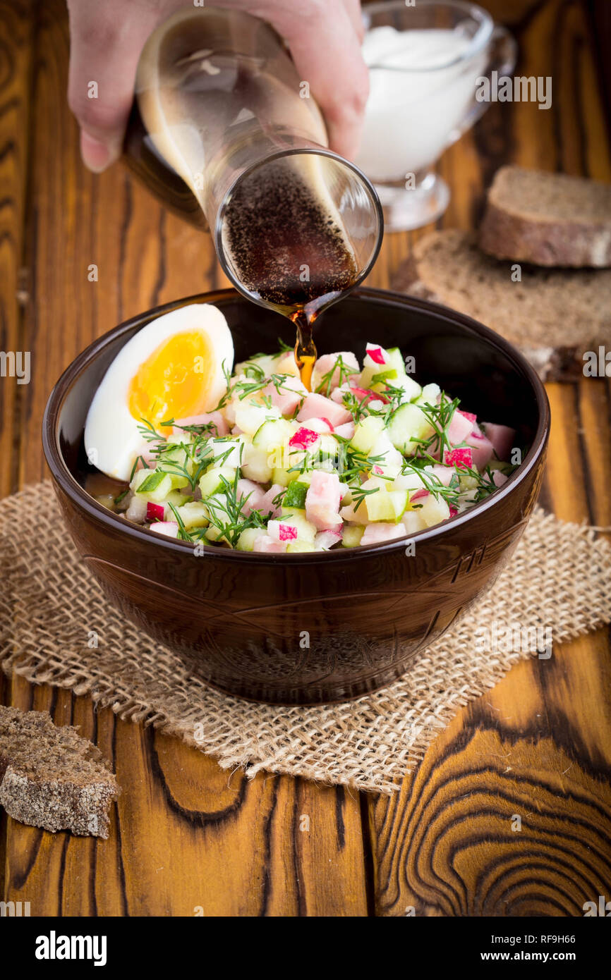 Russe d'été traditionnel soupe froide avec kvass, okroshka au jambon et légumes, de l'alimentation Banque D'Images