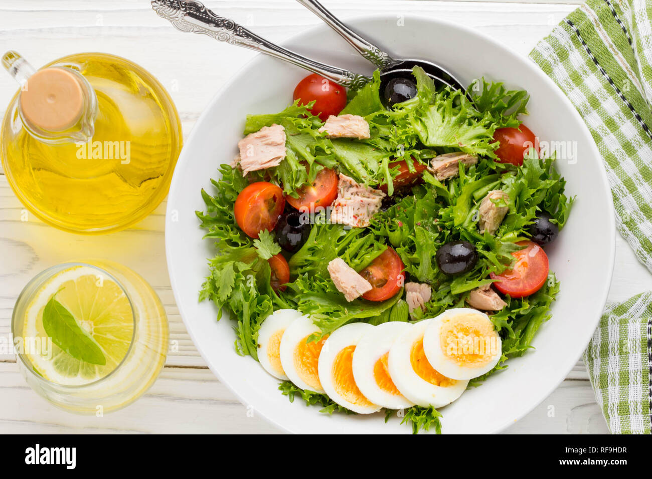 Avec la salade de thon, œuf, tomates cerises, olives, huile Banque D'Images