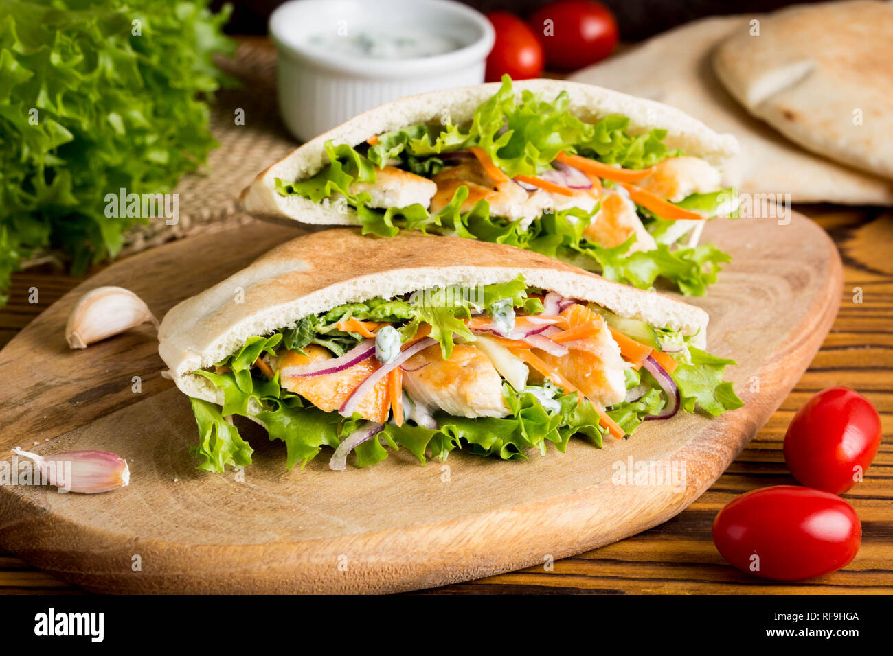 Pita au poulet, légumes et sauce, délicieux déjeuner, restauration rapide, rouleau farci Banque D'Images