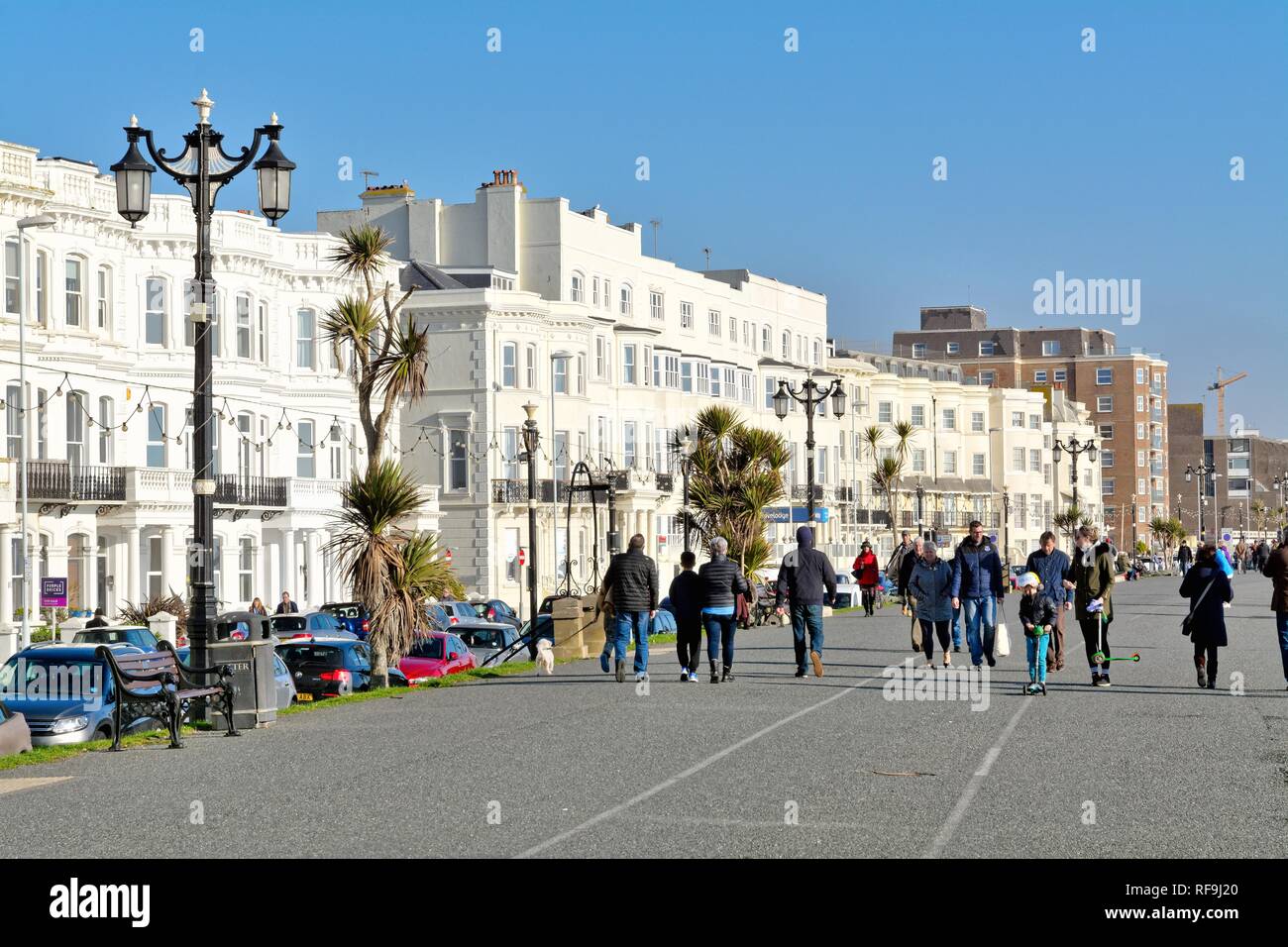 Sur un front de Worthing hivers ensoleillé jour, West Sussex England UK Banque D'Images