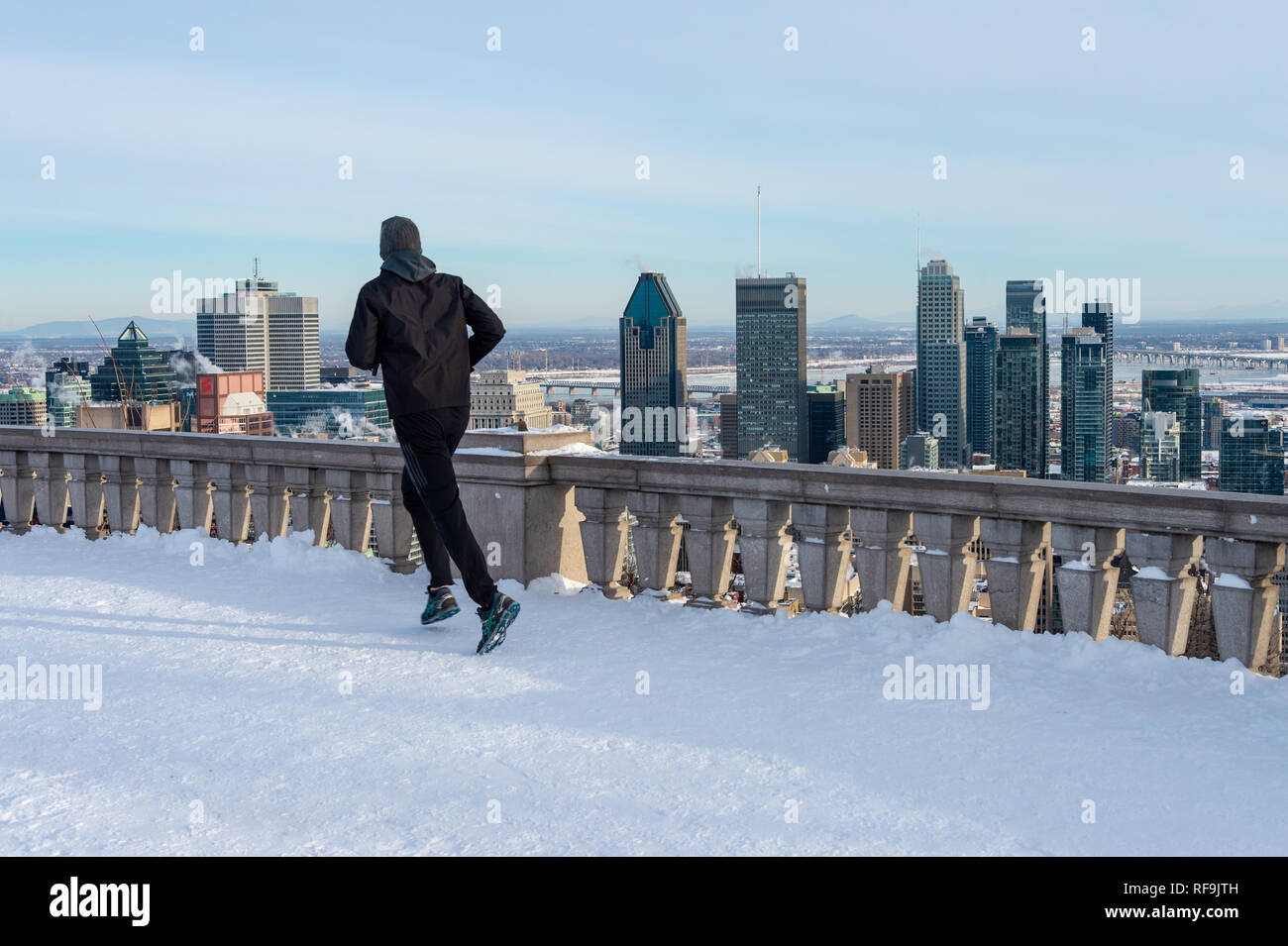 Montréal, Canada - 22 janvier 2019 : l'homme tournant à la belvédère Kondiaronk en hiver. Banque D'Images