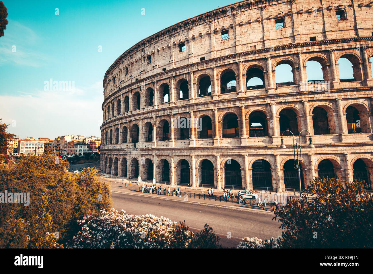 L'antique Colisée à Rome au coucher du soleil Banque D'Images