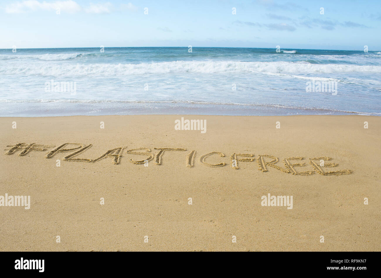 # Inscription plasticfree écrit sur le sable, sur les rives de l'océan Atlantique Banque D'Images