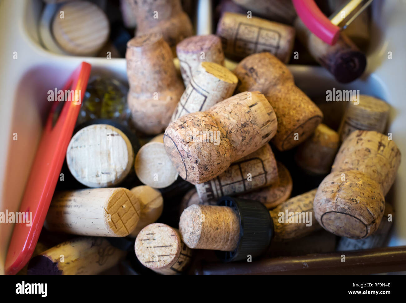 Divers wine corks anciens et nouveaux Banque D'Images