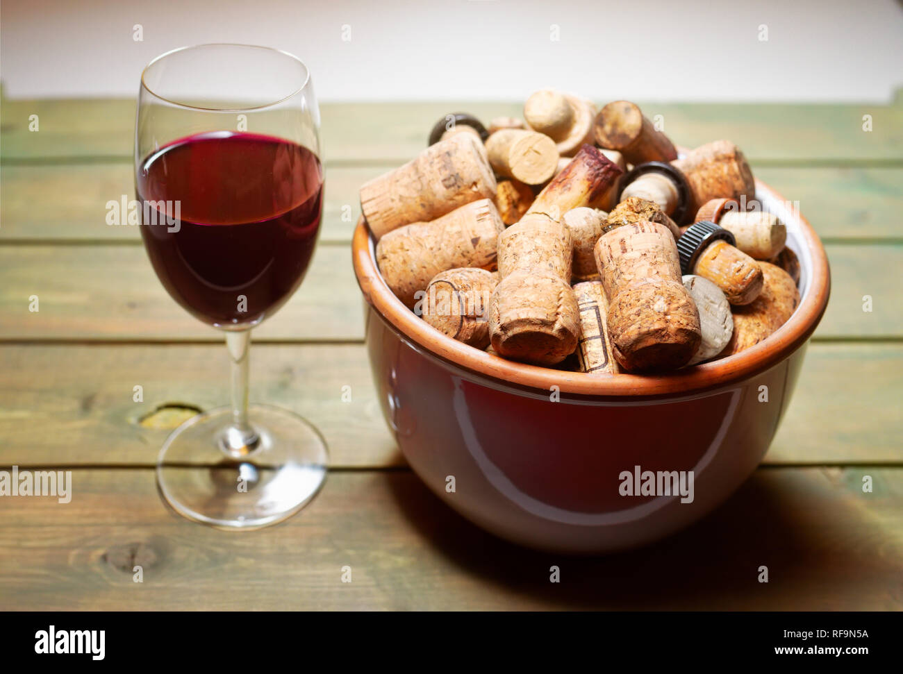 Divers wine corks anciens et nouveaux avec un verre de vin Banque D'Images