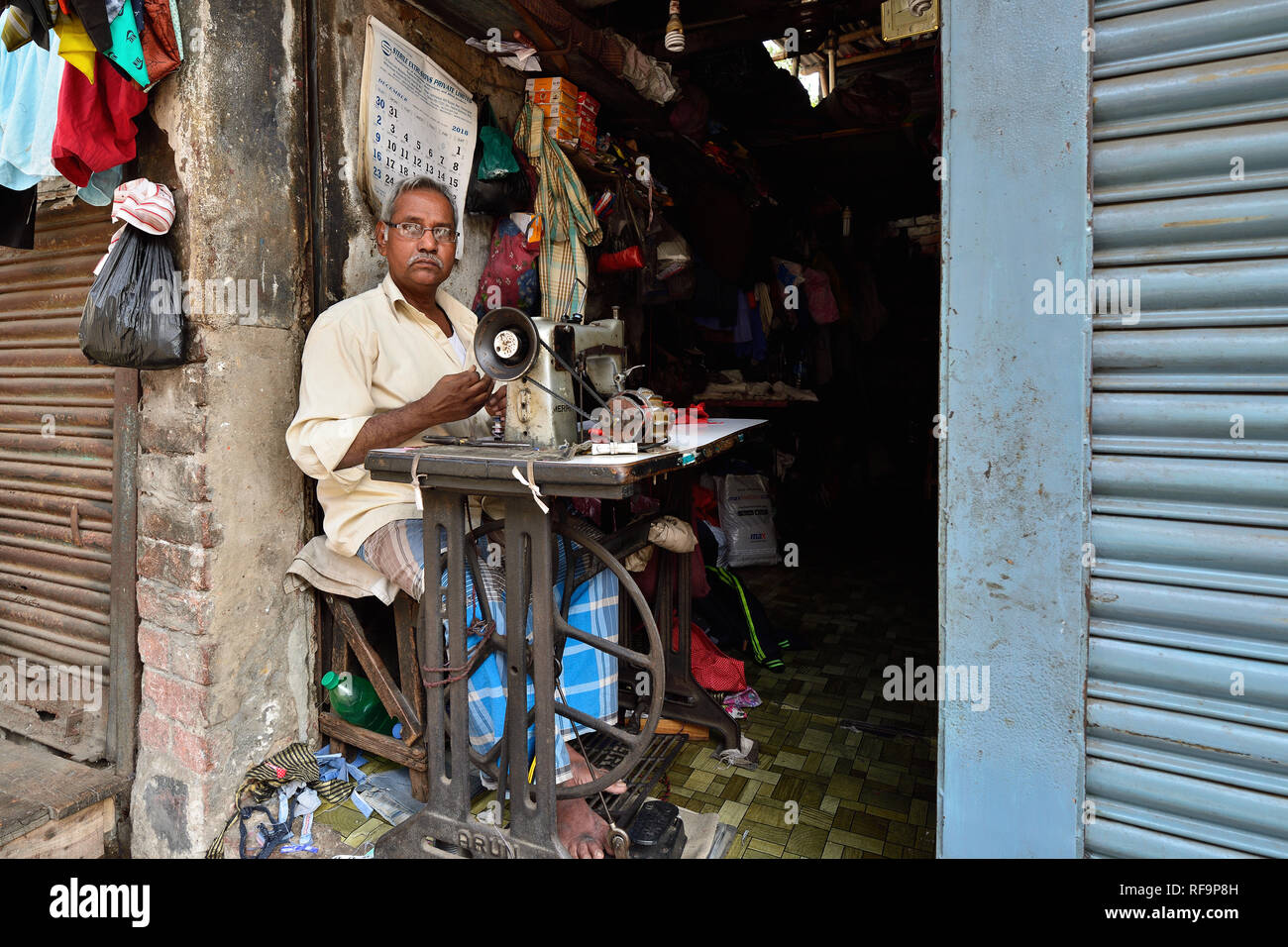 L'ouest du Bengale, CALCUTTA INDE - 21 décembre 2018 : La boutique du tailleur sur les rues de Calcutta dans le Bengale occidental Banque D'Images