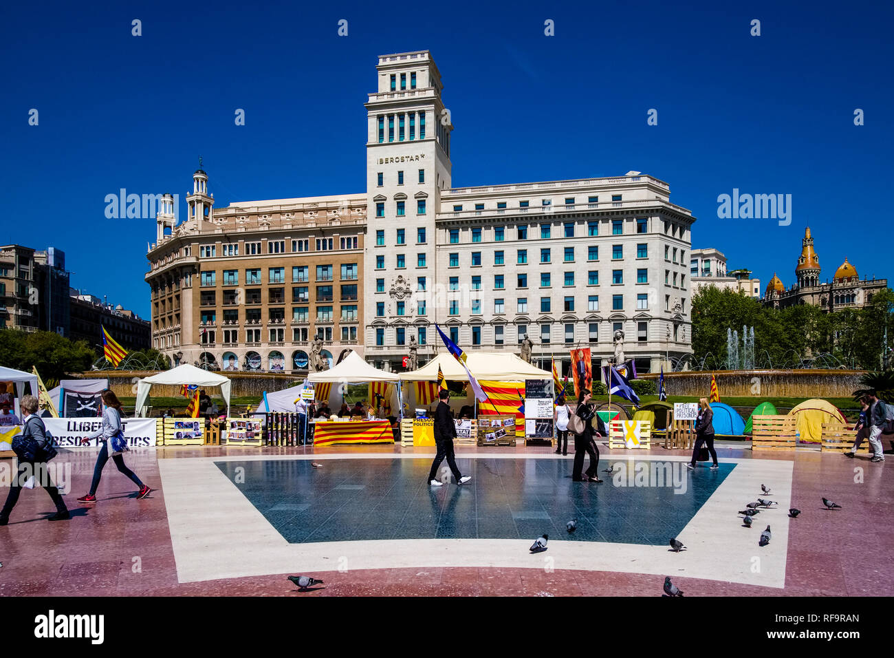 Manifestation pour l'indépendance de la Catalogne et de la liberté pour les prisonniers politiques a lieu à la Plaça de Catalunya, la Place de Catalogne Banque D'Images