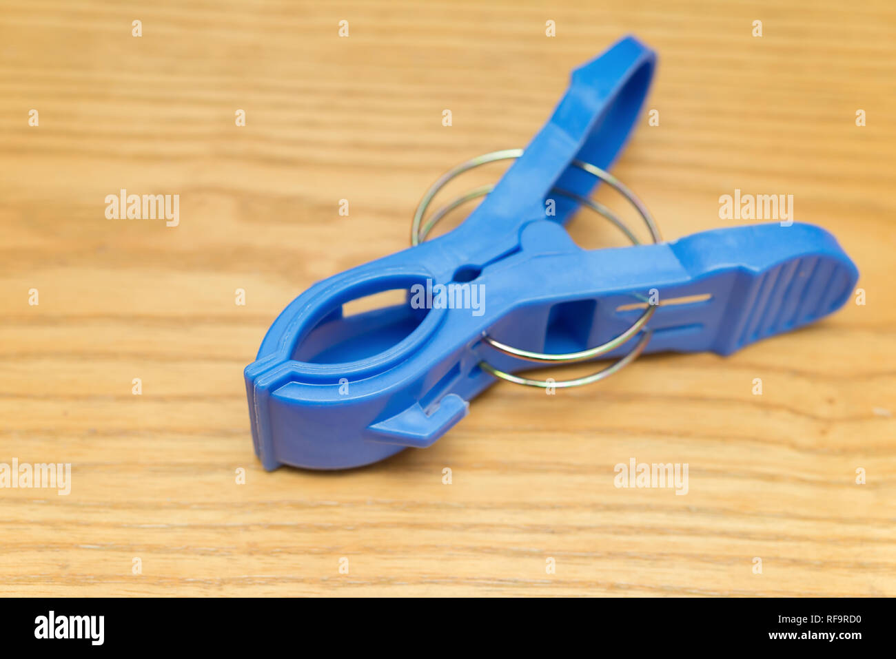 Clothespin bleu sur un fond de bois Banque D'Images