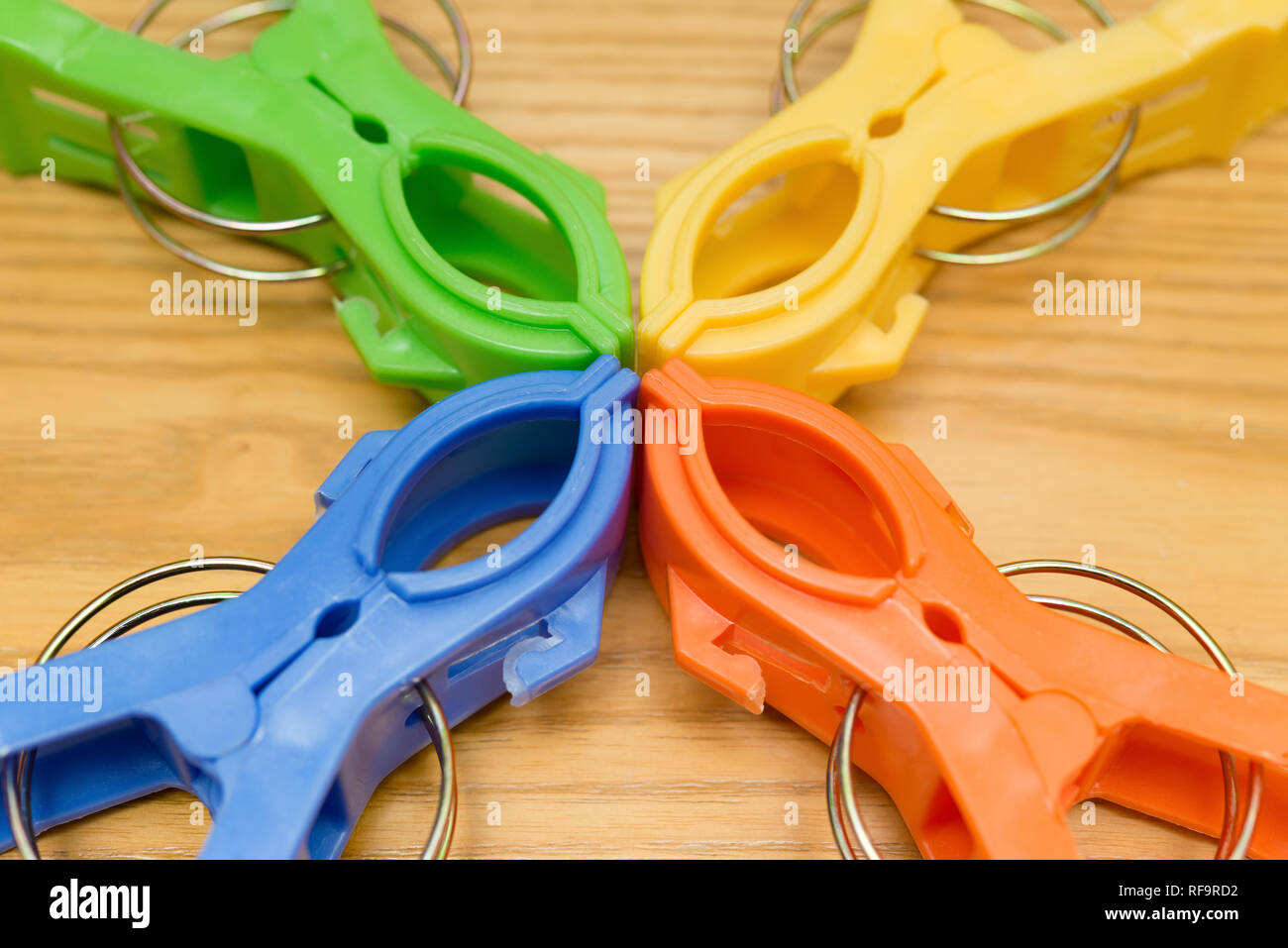 Plusieurs couleurs sur un fond de bois clothespin Banque D'Images