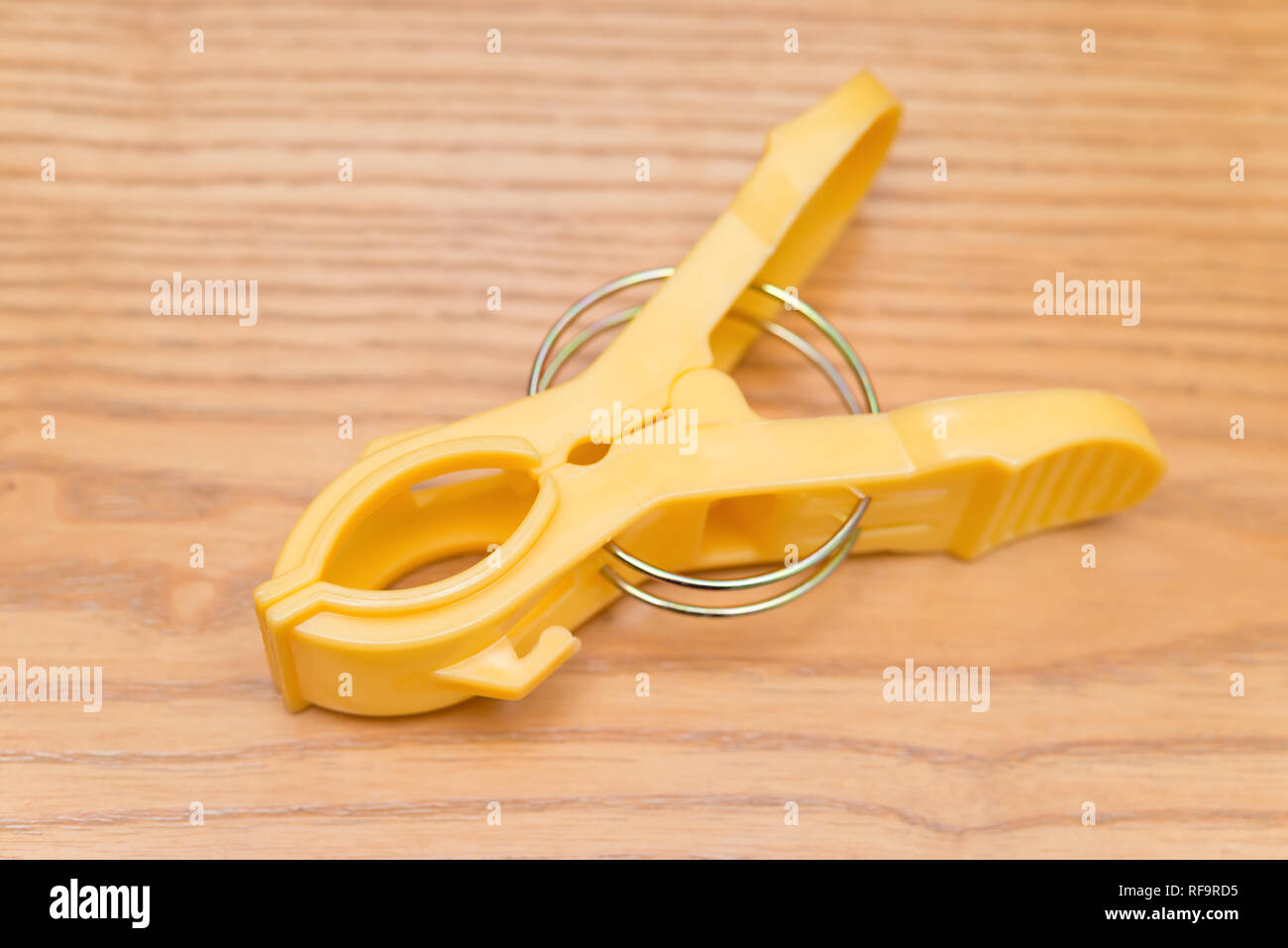 Clothespin jaune sur un fond de bois Banque D'Images