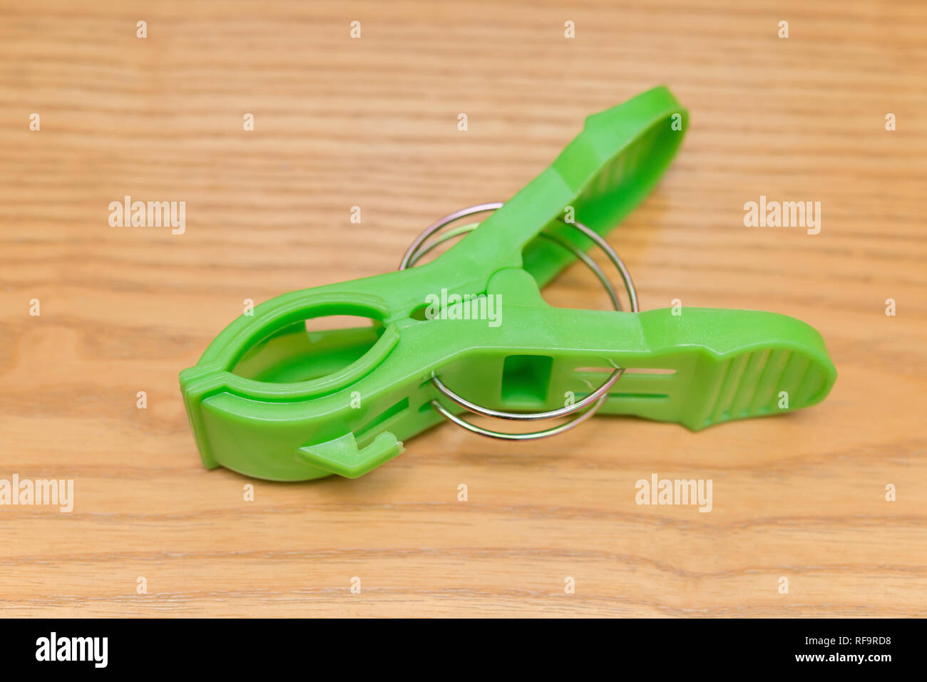 Livre vert sur un fond de bois clothespin Banque D'Images