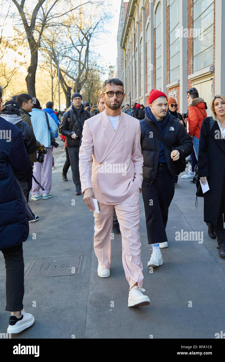 MILAN, ITALIE - 14 janvier 2019 : Simone Marchetti avec costume rose marcher avant Fendi fashion show, Milan Fashion Week street style ? Banque D'Images