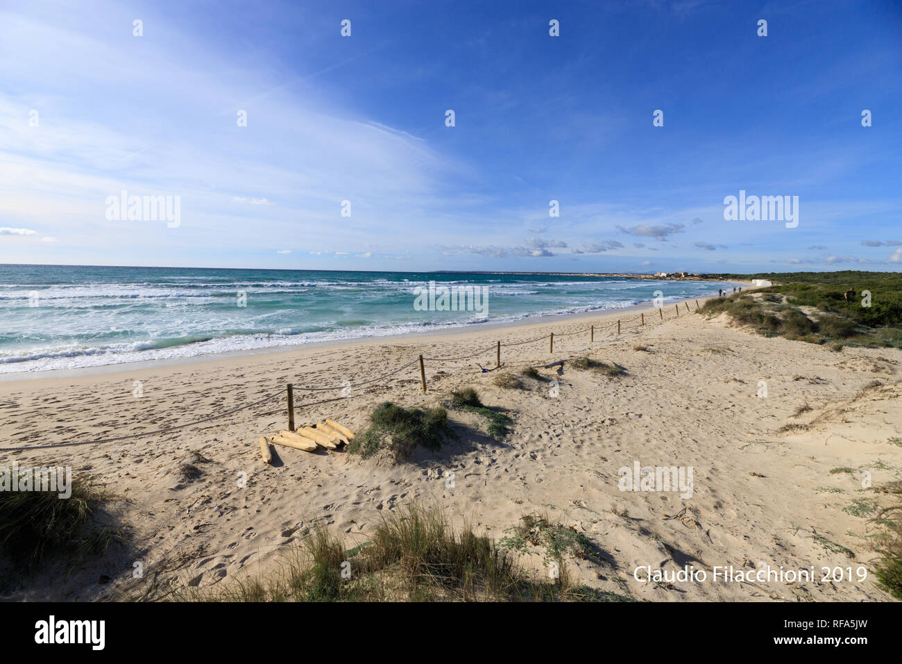 Vague sur le rivage de sable, mer Méditerranée propre seascape Es Trenc Mallorca Espagne Banque D'Images
