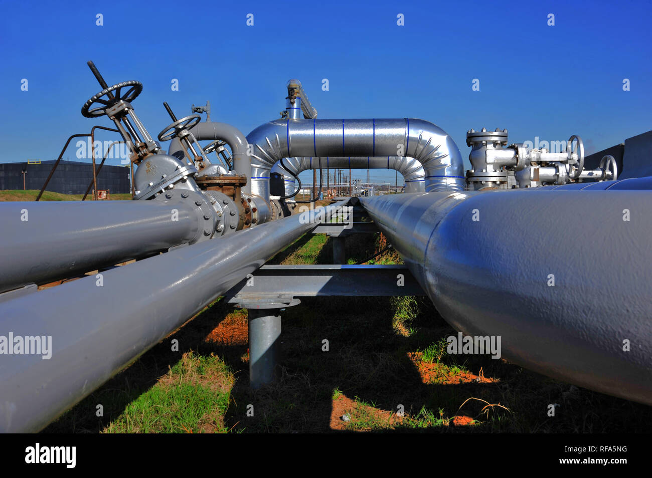 Les vannes de contrôle intermédiaire sur le pétrole pipeling Banque D'Images