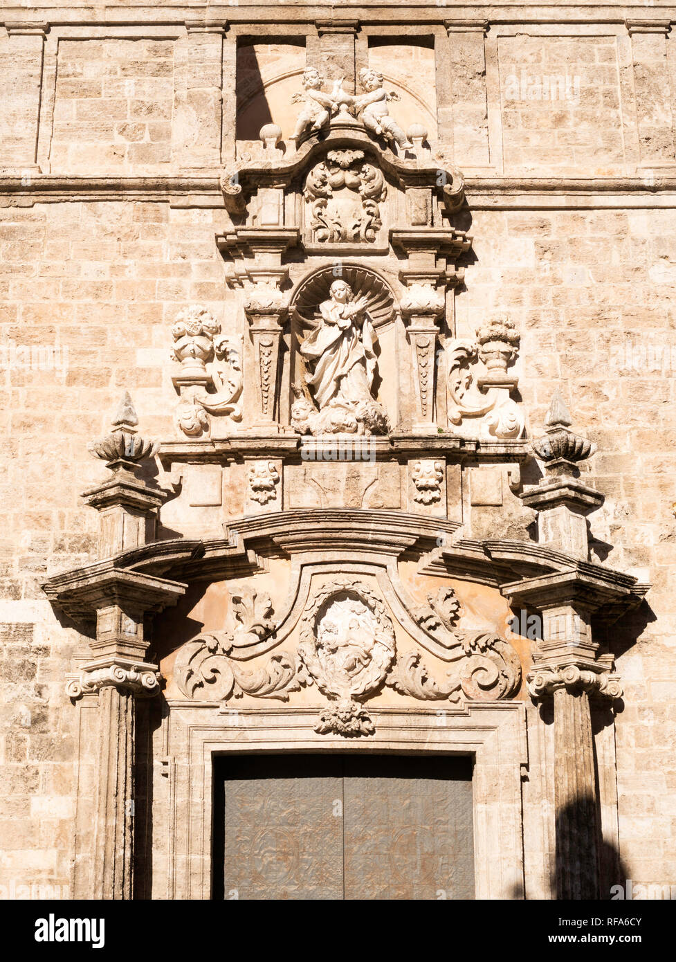 Pierre ouvragée tympan sculpté sur la façade de l'Església de Sant Joan del Mercat à Valence, Espagne, Europe Banque D'Images