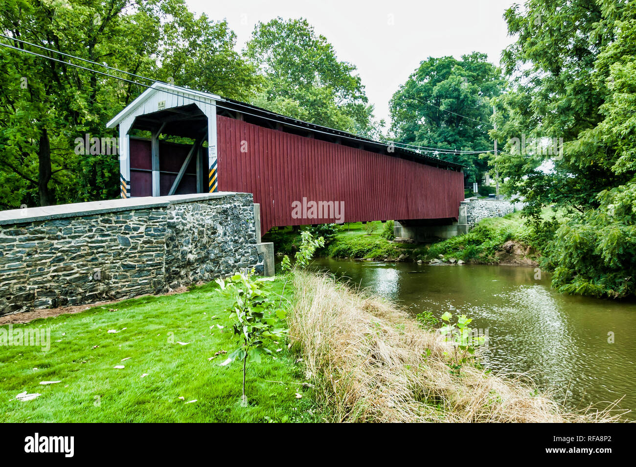 Pont couvert d'Amish Buggy passer par elle un jour d'été Banque D'Images