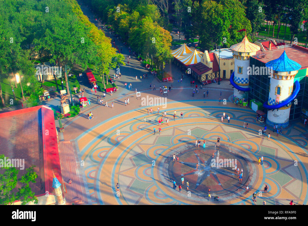 Vue du parc de la ville de bird's eye view. Les gens ont un repos dans le parc Gorky à Kharkiv en été. Vue d'en haut. Les gens se détendre dans city park Banque D'Images